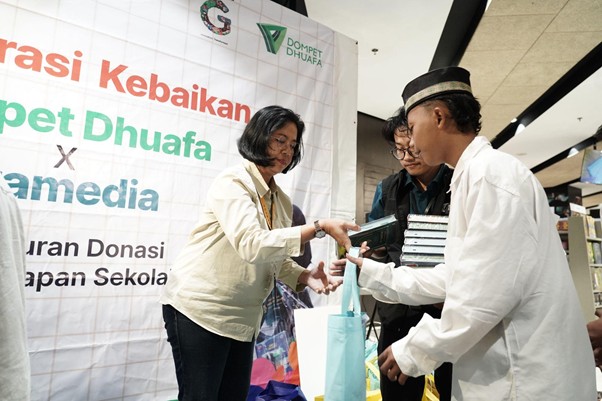 school kit dari gramedia1 dompet dhuafa Serah terima bantuan peralatan sekolah dari Gramedia kepada anak yatim.