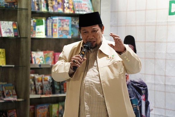 school kit dari gramedia2 dompet dhuafa Ahmad Sonhaji memberikan sambutan dalam kegiatan Kolaborasi Bersama Dompet Dhuafa dan Gramedia World BSD, Senin (15/9/2025).