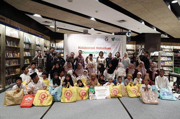 school kit dari gramedia4 dompet dhuafa Adik-adik yatim dan dhuafa ditemani kakak-kakak pendamping dalam kegiatan Kolaborasi Bersama Dompet Dhuafa dan Gramedia World BSD, Senin (15/9/2025).