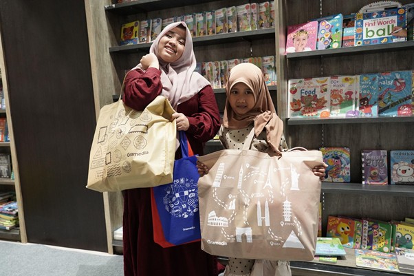 school kit dari gramedia8 dompet dhuafa Qeeandra (kiri) dan Nisa (kanan) membawa pulang perlengkapan sekolah serta hadiah kuis.