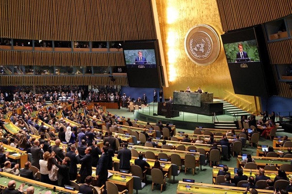 Para delegasi berdiri untuk memberi tepuk tangan kepada Presiden Prancis Emmanuel Macron saat ia selesai berpidato di KTT Perserikatan Bangsa-Bangsa tentang Palestina di markas besar PBB selama Sidang Umum Perserikatan Bangsa-Bangsa (UNGA) di New York pada 22 September 2025. Lebih dari 140 pemimpin dunia akan berkumpul di New York minggu ini untuk menghadiri Sidang Umum PBB tahunan, yang akan didominasi oleh isu Palestina. (AFP/LUDOVIC MARIN)