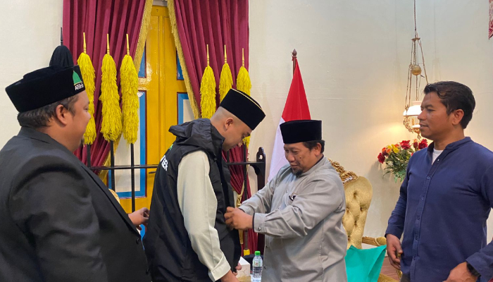 sultan deli jadi ambasador zakat dan wakaf 1 dompet dhuafa KH Ahmad Shonhaji memakaikan atribut rompi dan syal Dompet Dhuafa kepada Sultan Deli XIV sebagai tanda menjadi Ambasador Zakat dan Wakaf.