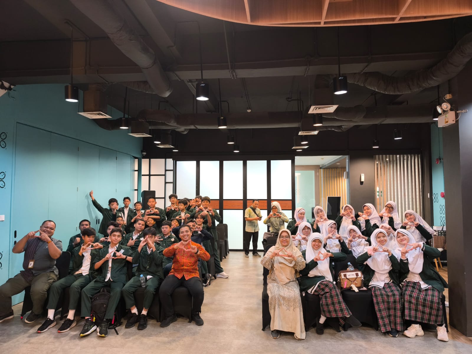 kunjungan siswasiswi smp azhari jakarta ke dompet dhuafa dompet dhuafa Kunjungan siswa-siswi SMP Azhari Islamic School Jakarta ke kantor Dompet Dhuafa, Rabu (10/9/2024) pagi.