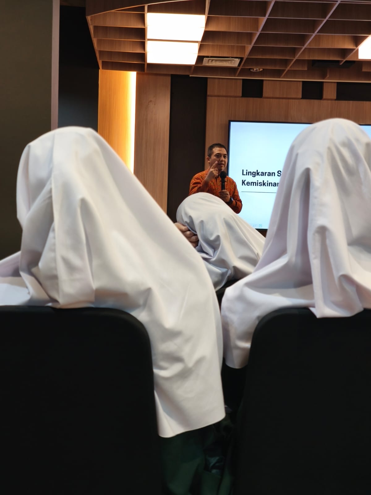 kunjungan siswasiswi smp azhari ke dompet dhuafa dompet dhuafa Kunjungan siswa-siswi SMP Azhari Islamic School Jakarta ke kantor Dompet Dhuafa, Rabu (10/9/2024) pagi.