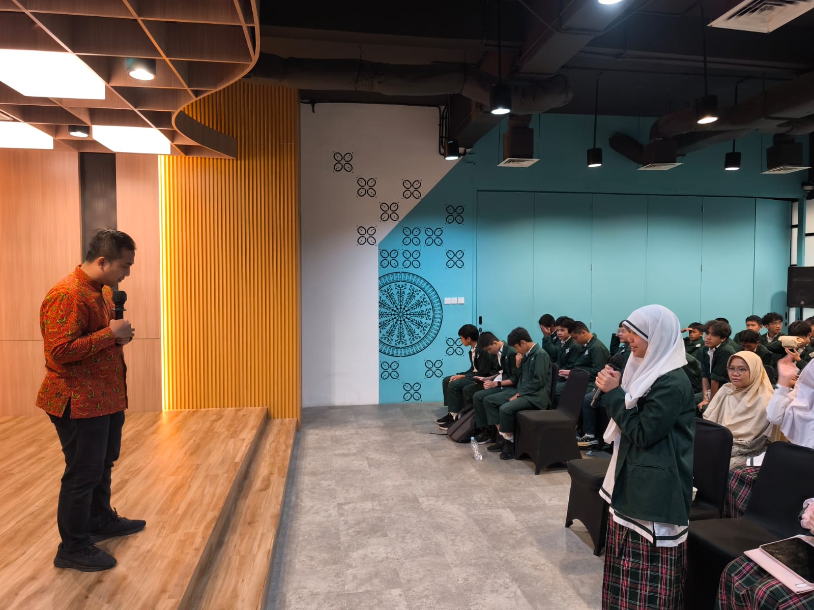 kunjungan siswasiswi smp azhari ke dompet dhuafa dompet dhuafa Kunjungan siswa-siswi SMP Azhari Islamic School Jakarta ke kantor Dompet Dhuafa, Rabu (10/9/2024) pagi.