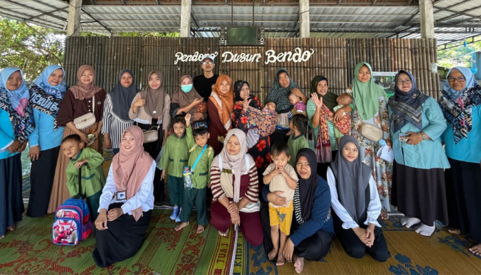 Foto bersama para ibu balita, kader, dan pemateri kegiatan.