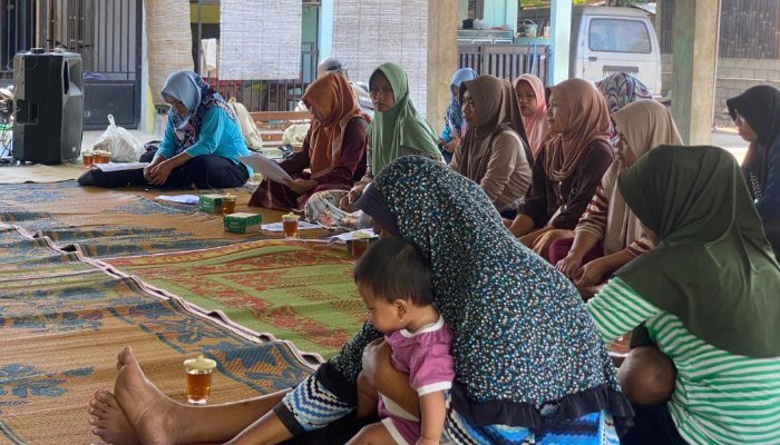 Para ibu beserta balitanya menyimak pemaparan tentang gizi seimbang dan urgensi penyakit TBC.