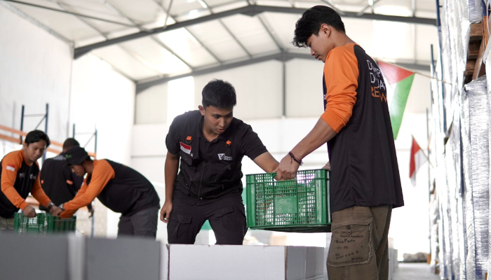 Di gudang logistik Dompet Dhuafa di Yordania, Tim Kemanusiaan Dompet Dhuafa menyiapkan bantuan ribuan paket pangan untuk diantarkan kepada warga Palestina.
