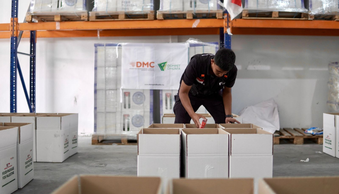 Di gudang logistik Dompet Dhuafa di Yordania, Tim Kemanusiaan Dompet Dhuafa menyiapkan bantuan ribuan paket pangan untuk diantarkan kepada warga Palestina.