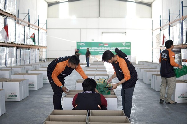 gudang logistik untuk palestina di yordan2 dompet dhuafa Para relawan Dompet Dhuafa melakukan pengemasan paket bantuan untuk didistribusikan menuju wilayah Gaza.