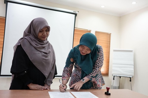 kolaborasi dompet dhuafa dan pt solusi bangun indonesia3 dompet dhuafa Utammi Sri Lestari sebagai Manager Penghimpunan ZIS Dompet Dhuafa dan Nur Lailiyah selaku General Affairs Community Relation Manager SBI Pabrik Narogong.