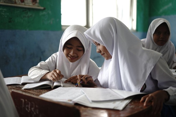 pemugaran mi taman bhakti11 dompet dhuafa Suasana belajar para siswa MI Taman Bhakti sebelum dipugar.