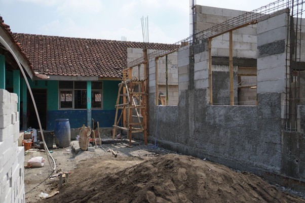 pemugaran mi taman bhakti2 dompet dhuafa Proses pembangunan dan pemugaran kelas MI Taman Bhakti.