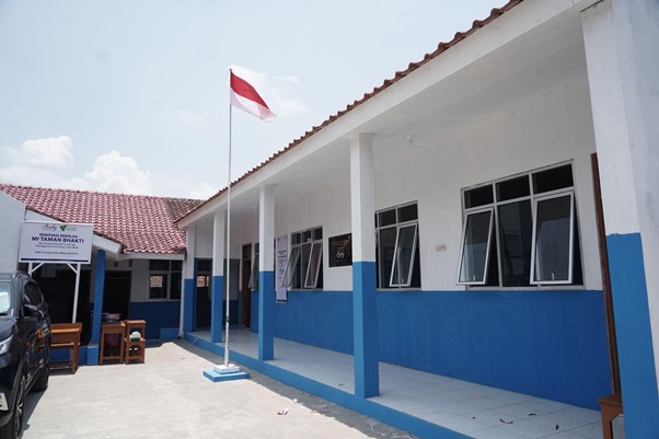 pemugaran mi taman bhakti3 dompet dhuafa Bangunan kelas MI Taman Bhakti usai dipugar.