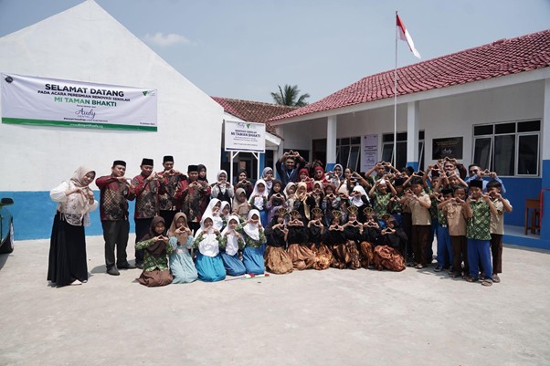 pemugaran mi taman bhakti4 dompet dhuafa Dompet Dhuafa bersama Audy Dental, para guru, siswa, dan wali siswa di depan bangunan baru MI Taman Bhakti.