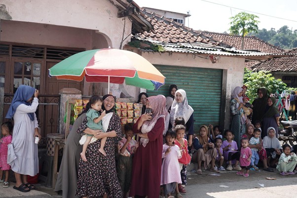 pemugaran mi taman bhakti5 dompet dhuafa Warga sekitar ikut antusias menyaksikan peresmian bangunan baru sekolah MI Taman Bhakti.