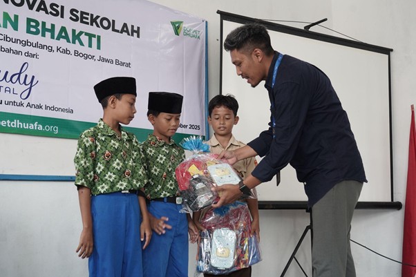 pemugaran mi taman bhakti6 dompet dhuafa Dompet Dhuafa dan Audy Dental membagikan paket peralatan sekolah kepada siswa-siswa MI Taman Bhakti.
