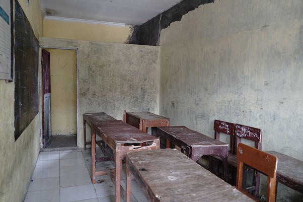 pemugaran mi taman bhakti7 dompet dhuafa Kondisi ruang kelas MI Taman Bhakti sebelum dipugar.