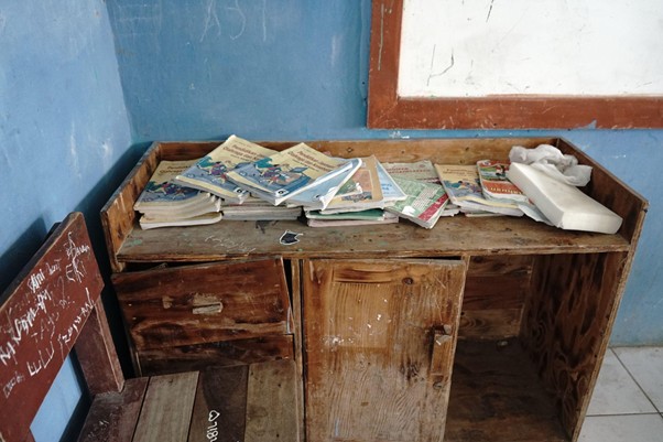 pemugaran mi taman bhakti9 dompet dhuafa Kondisi sudut baca ruang kelas MI Taman Bhakti sebelum dipugar.