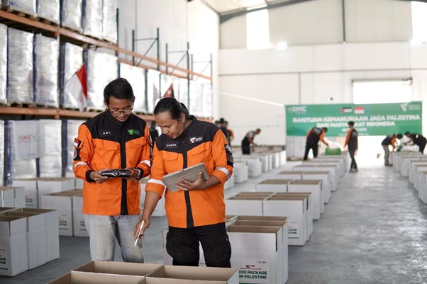 penyaluran paket pangan untuk warga palestina1 dompet dhuafa Dompet Dhuafa melakukan pengecekan dan pendataan paket bantuan untuk didistribusikan menuju wilayah Gaza.