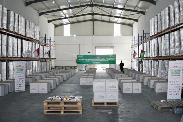 Dompet Dhuafa melakukan pengemasan paket bantuan untuk didistribusikan menuju wilayah Gaza.