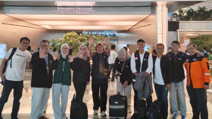 Pelepasan Tim Kemanusiaan Dompet Dhuafa untuk Palestina di Bandara Soekarno-Hatta Tangerang, Banten, Ahad (26/10/2025).