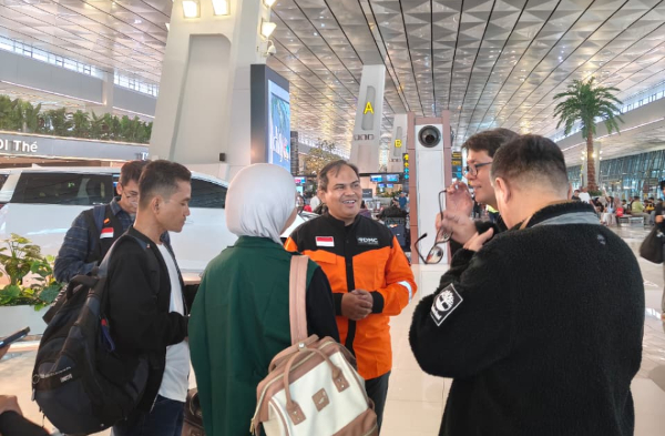 Dian Mulyadi, Deputi Corporate Secretary Dompet Dhuafa (baju oranye) turut melepas tim kemanusiaan Dompet Dhuafa untuk Palestina.
