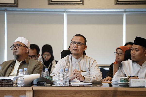 Ahmad Juwaini, Ketua Pengurus Yayasan Dompet Dhuafa Republika (tengah).