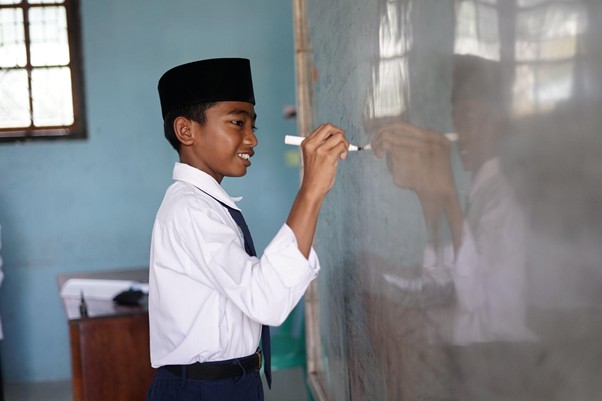 bantuan untuk guru honorer di natuna3 dompet dhuafa Suasana kegiatan belajar mengajar di MTs Madinatunnajah, Desa Binjai, Kecamatan Bunguran Barat, Kabupaten Natuna, Kepulauan Riau.