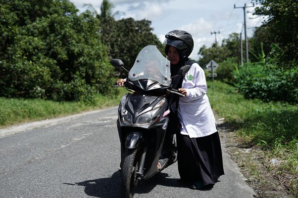 bantuan untuk guru honorer di natuna4 dompet dhuafa Barsini berangkat ke sekolah bersama anak bungsunya.