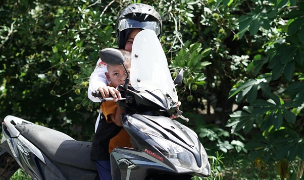 bantuan untuk guru honorer di natuna5 dompet dhuafa Barsini berangkat ke sekolah bersama anak bungsunya.