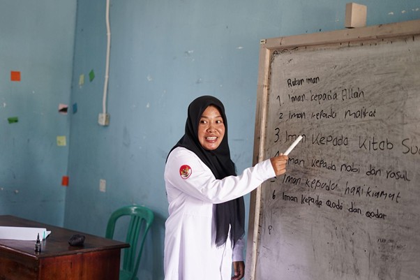 bantuan untuk guru honorer di natuna6 dompet dhuafa Suasana kegiatan belajar mengajar di MTs Madinatunnajah, Desa Binjai, Kecamatan Bunguran Barat, Kabupaten Natuna, Kepulauan Riau.