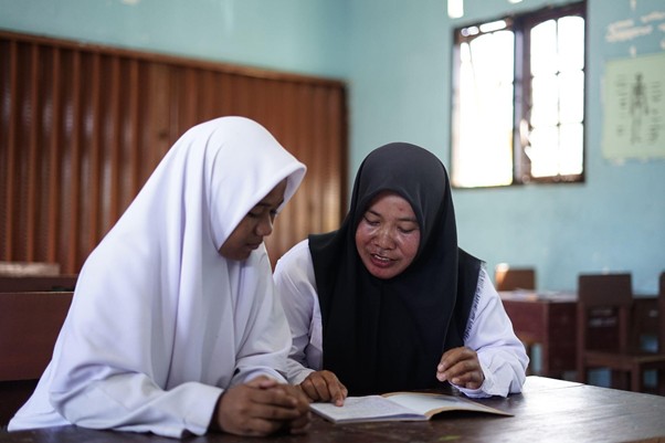 bantuan untuk guru honorer di natuna7 dompet dhuafa Barsini menjelaskan materi pelajaran secara eksklusif bagi siswa yang ingin mempelajari lebih lanjut.