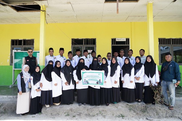 bantuan untuk guru honorer di natuna9 dompet dhuafa Para guru honorer penerima manfaat Dompet Dhuafa.