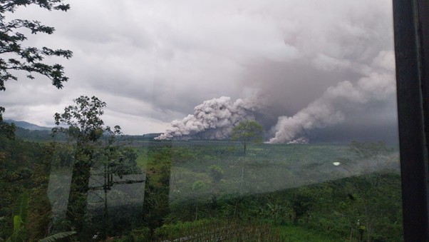 berbagi masker dan air bersih di lokasi erupsi gn semeru3 dompet dhuafa