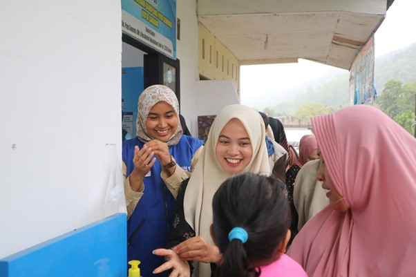 bidan untuk negeri aceh3 dompet dhuafa Rifa Soleha (rompi biru), menjadi satu-satunya Bidan yang terpilih mendampingi masyarakat Sabang, Aceh, dalam Program Bidan Untuk Negeri Dompet Dhuafa.
