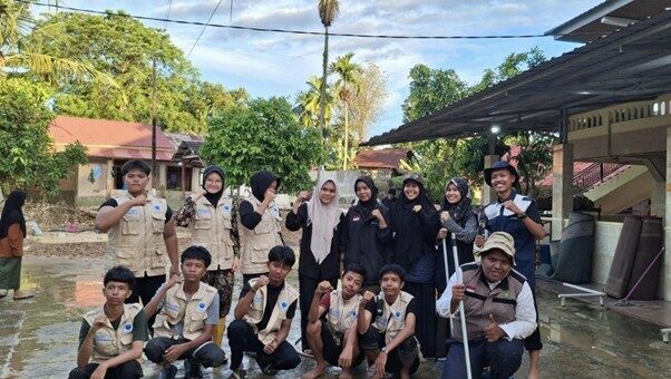 dd volunteer aksi bersih banjir padang1 dompet dhuafa