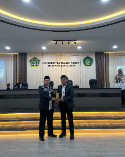 fotojet 2 dompet dhuafa Penyerahan tanda terima kasih dari Perwakilan Fossei kepada Imam Alfaruq selaku narasumber dari Dompet Dhuafa.