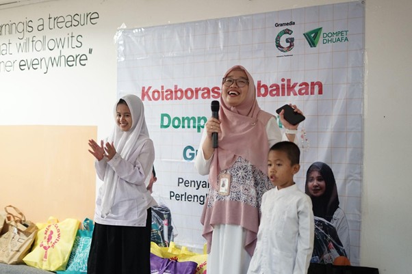 gramedia x dompet dhuafa muliakan yatim4 dompet dhuafa Sesi games interaktif bersama kakak dari Dompet Dhuafa dan adik-adik penerima manfaat.
