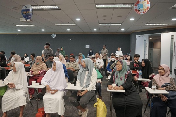 paket sembako dari tokio marine life insurance indonesia2 dompet dhuafa Penyaluran paket sembako kepada para penerima manfaat oleh Dompet Dhuafa dan Tokio Marine Life.