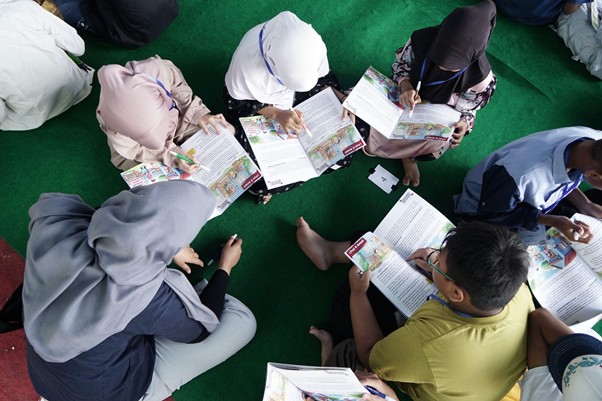 paragonian bergerak5 dompet dhuafa Adik-adik TBM Edelweis belajar dan bercerita bersama kakak-kakak Paragonian.