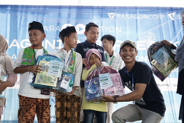 paragonian bergerak6 dompet dhuafa Pembagian paket school kit kepada Adik-adik TBM Edelweis oleh kakak-kakak Paragonian.