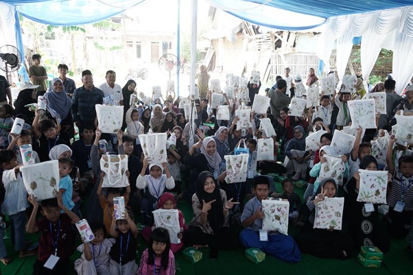 paragonian bergerak9 dompet dhuafa Adik-adik TBM Edelweis belajar dan bercerita bersama kakak-kakak Paragonian.