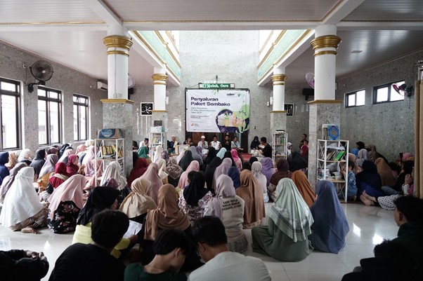 penyaluran zakat pt adev2 dompet dhuafa Penyaluran paket sembako oleh Dompet Dhuafa dan PT Adev kepada warga Curug Mekar, Selasa (28/10/2025).