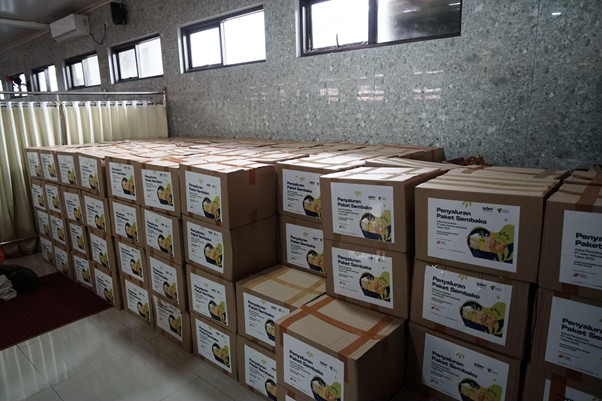 penyaluran zakat pt adev3 dompet dhuafa Penyaluran paket sembako oleh Dompet Dhuafa dan PT Adev kepada warga Curug Mekar, Selasa (28/10/2025).