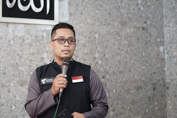 penyaluran zakat pt adev4 dompet dhuafa Sambutan oleh Yudha Andilla pada saat penyaluran paket sembako oleh Dompet Dhuafa dan PT Adev kepada warga Curug Mekar, Selasa (28/10/2025).