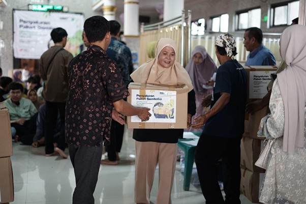 penyaluran zakat pt adev6 dompet dhuafa Penyaluran paket sembako oleh Dompet Dhuafa dan PT Adev kepada warga Curug Mekar, Selasa (28/10/2025).