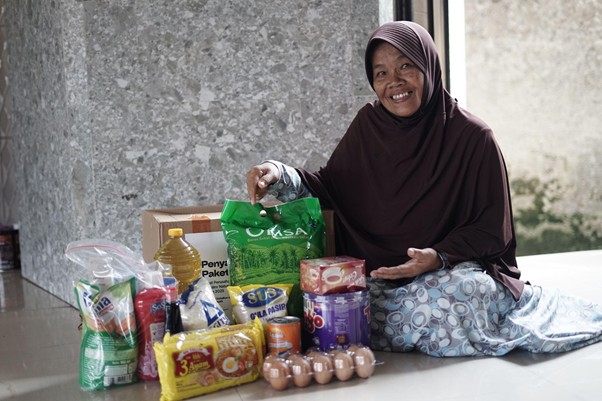 penyaluran zakat pt adev7 dompet dhuafa Nia (penerima manfaat) antusias menerima bantuan paket sembako dari Dompet Dhuafa dan PT Adev.