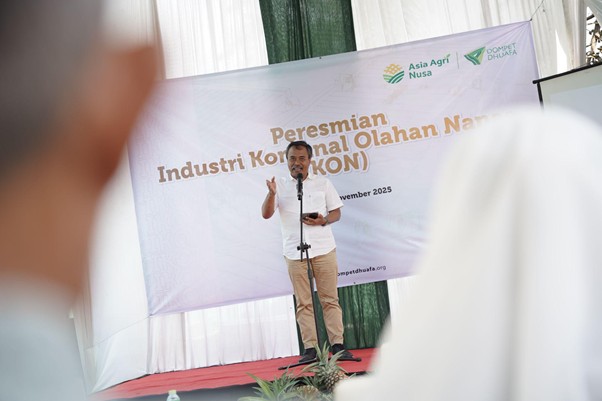 peresmian industri komunal olahan nanas ikon subang10 dompet dhuafa Asisten Daerah Perekonomian & Pembangunan Jawa Barat, Sumasna, yang mewakili Gubernur Jabar, memberikan sambutannya dalam Peresmian IKON di Subang, Rabu (26/11/2025).