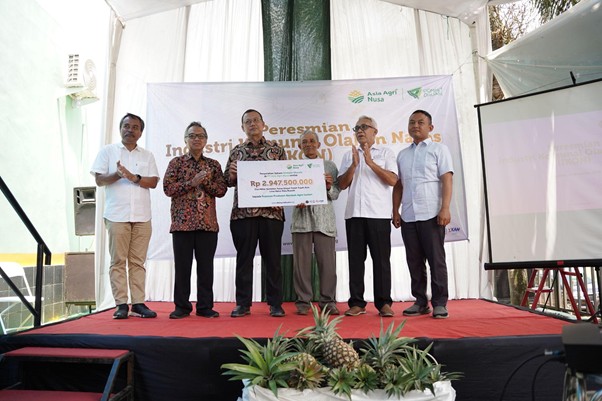 peresmian industri komunal olahan nanas ikon subang11 dompet dhuafa Simbolis penyerahan saham Dompet Dhuafa di PT Asia Agri Nusa senilai Rp2.947.500.000,- (dua miliar sembilan ratus empat puluh tujuh juta lima ratus ribu rupiah) kepada Penerima Manfaat Koperasi Produsen Barokah Agro Lestari, dalam Peresmian IKON di Subang, Rabu (26/11/2025).